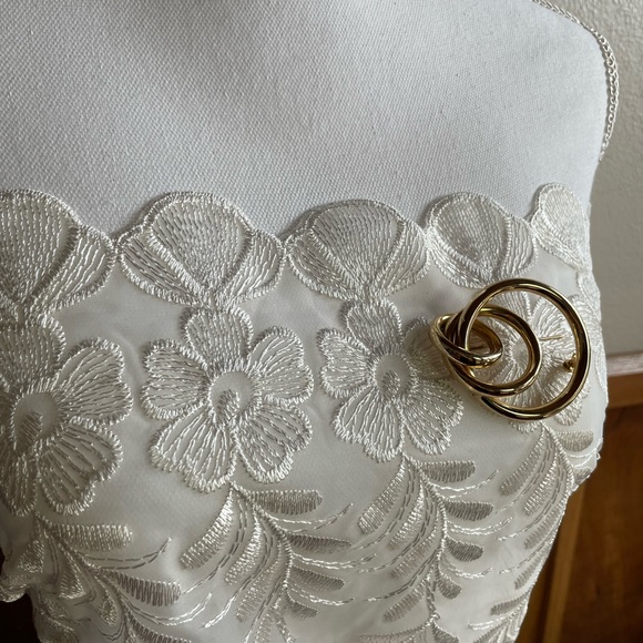 Circle hoop Gold Tone Brooch - Picture 8 of 10